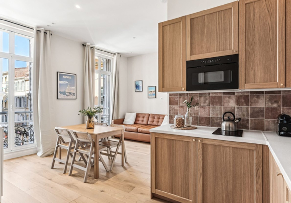 50 rue Saint-Ferréol — séjour et cuisine équipée
